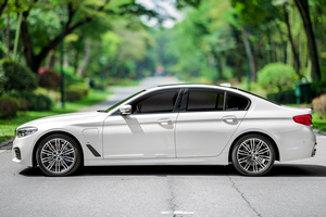 車を借りる BMW 530e M Sport(19-23)  7