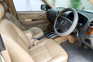 車を借りる Isuzu MU7  2