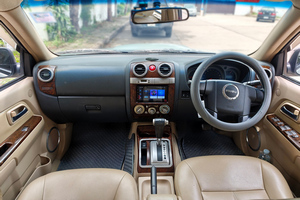車を借りる Isuzu MU7  3