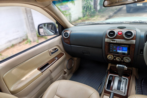 車を借りる Isuzu MU7  4