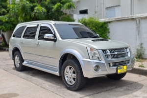 車を借りる Isuzu MU7  9