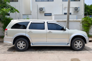 車を借りる Isuzu MU7  10