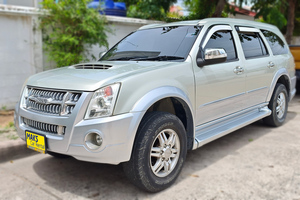 車を借りる Isuzu MU7  15