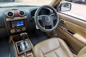 車を借りる Isuzu MU7  16