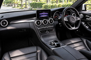 車を借りる Mercedes Benz C AMG (17-23)  10