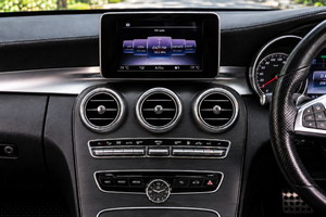 車を借りる Mercedes Benz C AMG (17-23)  15