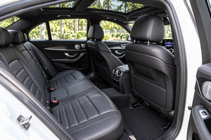 車を借りる Mercedes Benz C AMG (17-23)  17